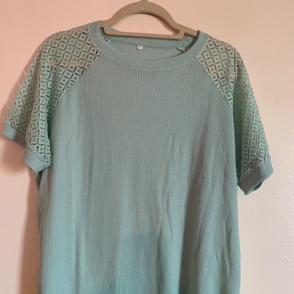 Alishebuy. Women’s short-sleeved pullover with embroidery design on the sleeves.